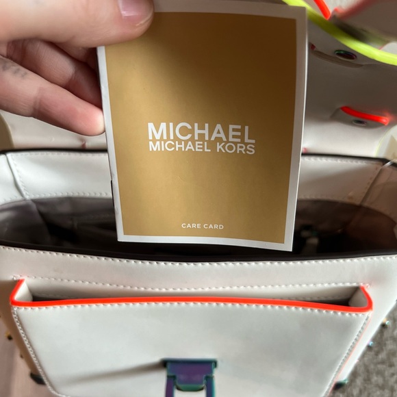 Michael Kors Stylish White Handbag - Picture 4 of 7